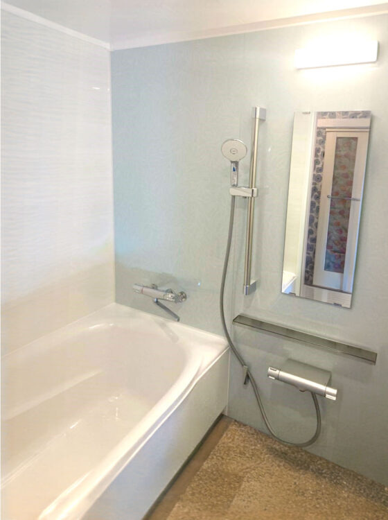 明るく清潔感のあるバスルーム